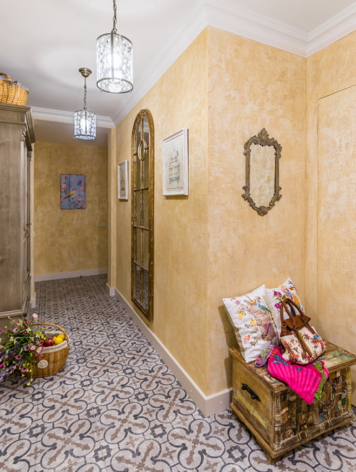 decor and accessories in the interior of the corridor in the style of Provence