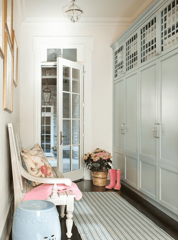 Dekor und Accessoires im Inneren des Korridors im Stil der Provence