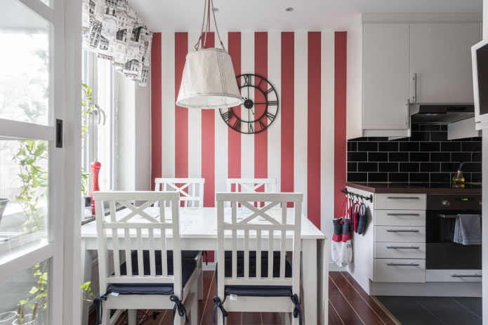 Vertical stripes on the wall