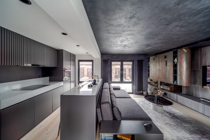 a konyha-nappali belső tere sötét színekkel