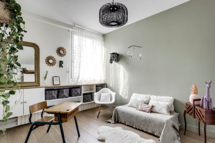 Möbel und Dekoration im Inneren eines grauen Kinderzimmers