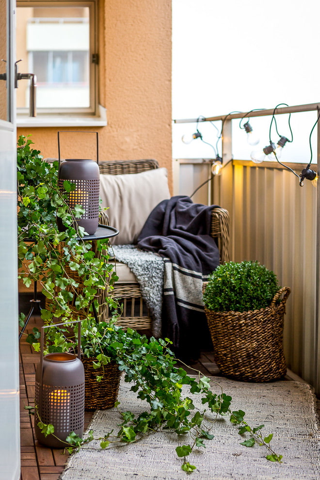 Deko und Pflanzen auf der Loggia im skandinavischen Stil