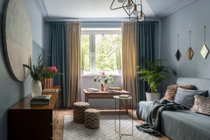 Dekor und Textilien im Inneren des blauen Wohnzimmers