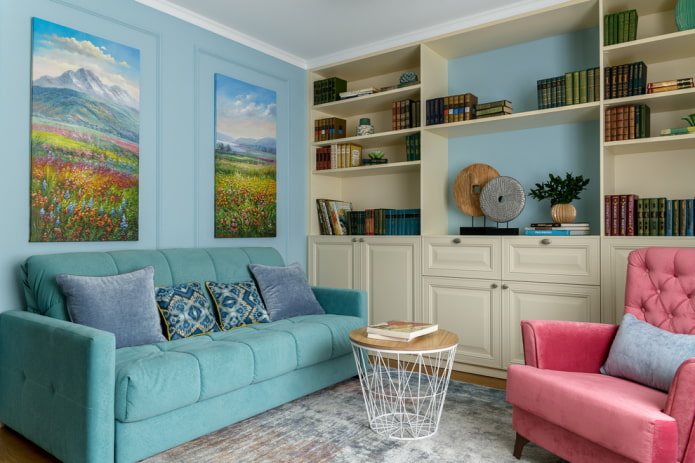 Dekor und Textilien im Inneren des blauen Wohnzimmers