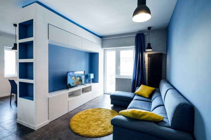 blaues Wohnzimmer mit hellen Akzenten
