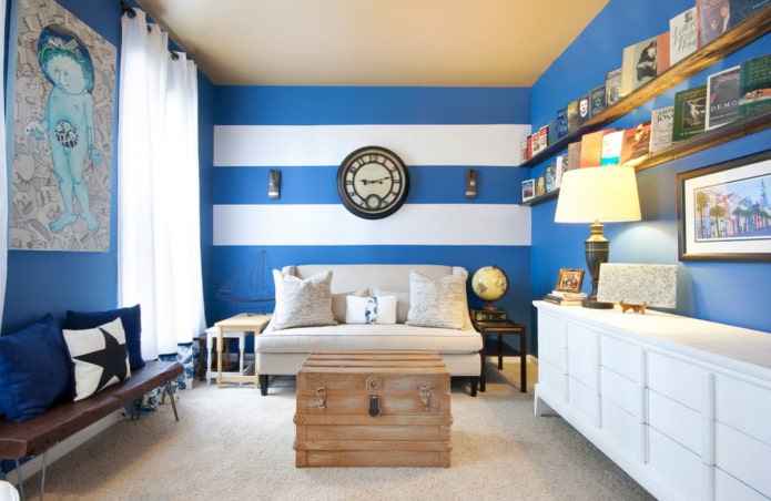 плава дневна соба у наутичком стилу