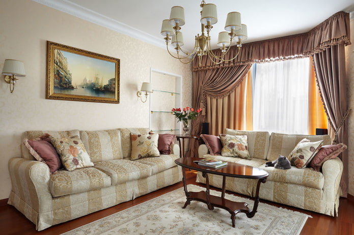függönyök és dekoráció a nappaliban klasszikus stílusban