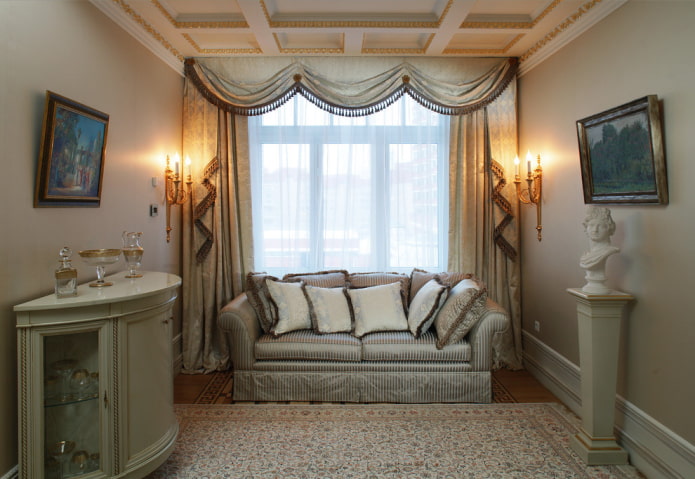 завесе и декор у дневној соби у класичном стилу