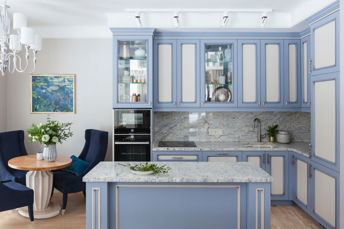 Azurblaue Küche mit Marmorrückwand