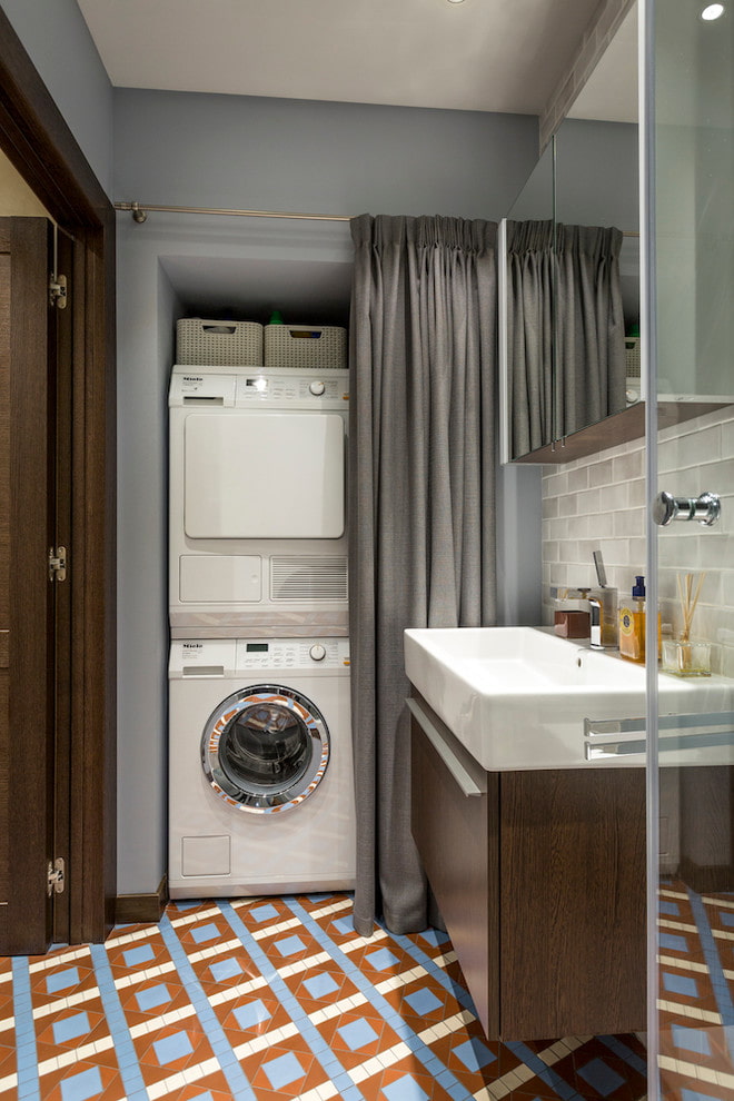 Waschmaschine im Badezimmer in der Chruschtschow-Wohnung