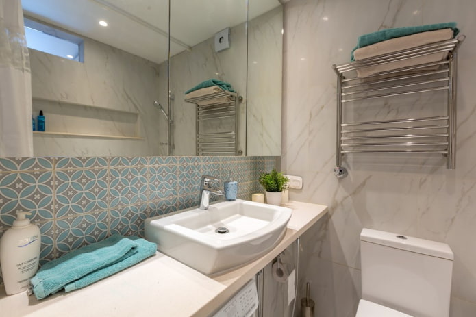 világos fürdőszoba 3 négyzetméteres tükrös szekrénnyel