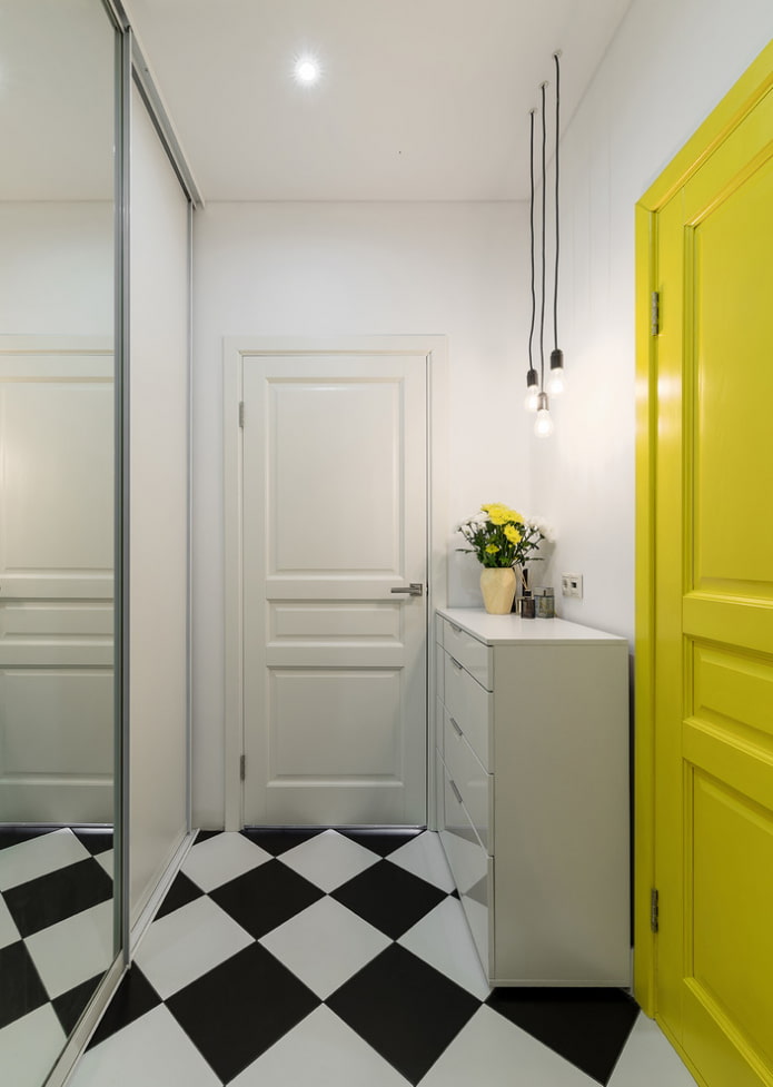 fehér folyosó sárga ajtóval