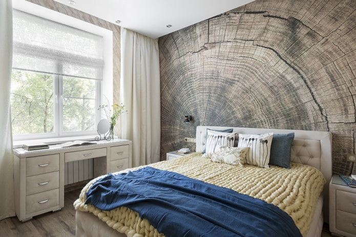 Vorhänge und Dekoration im Schlafzimmer in Chruschtschow