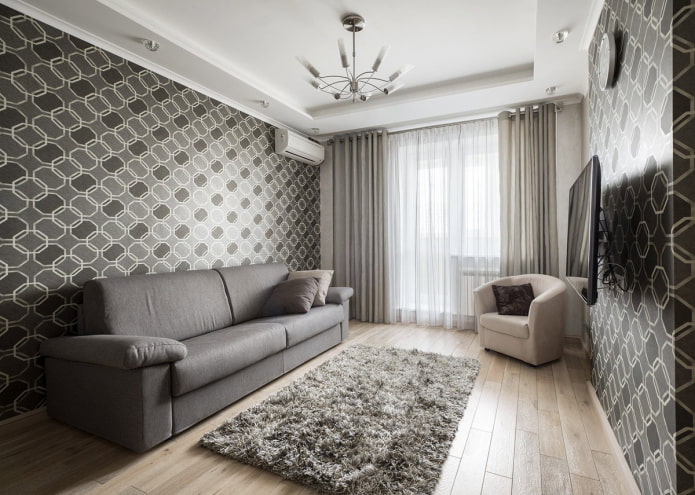 graues Wohnzimmer im Inneren der Chruschtschow-Wohnung