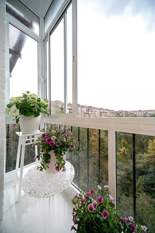 Verglasung des Balkons in der Chruschtschow-Wohnung