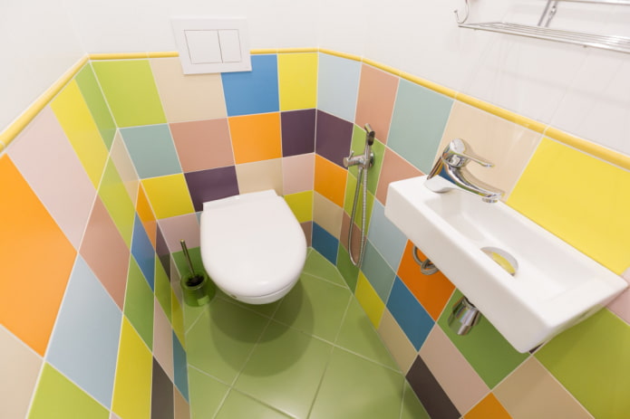 Sanitär im Inneren der Toilette in der Chruschtschow-Wohnung