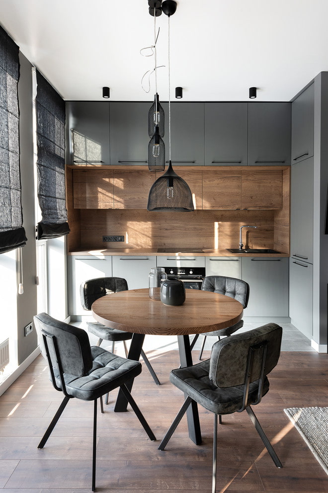 Kronleuchter im Inneren der Küche im modernen Stil
