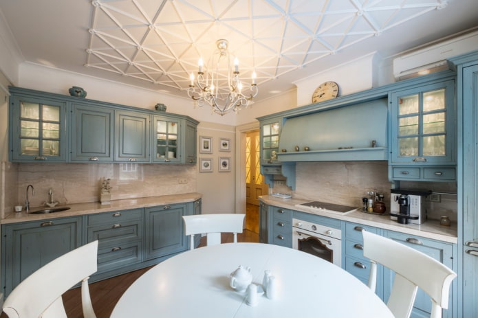 Kronleuchter im Inneren der Küche im Stil der Provence style