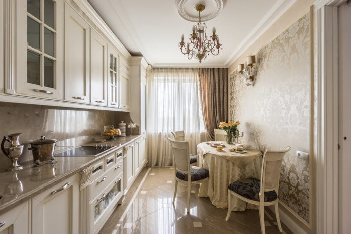 Kronleuchter im Inneren der Küche im klassischen Stil