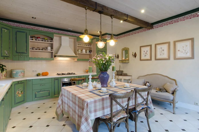 Kronleuchter im Inneren der Küche im Stil der Provence style