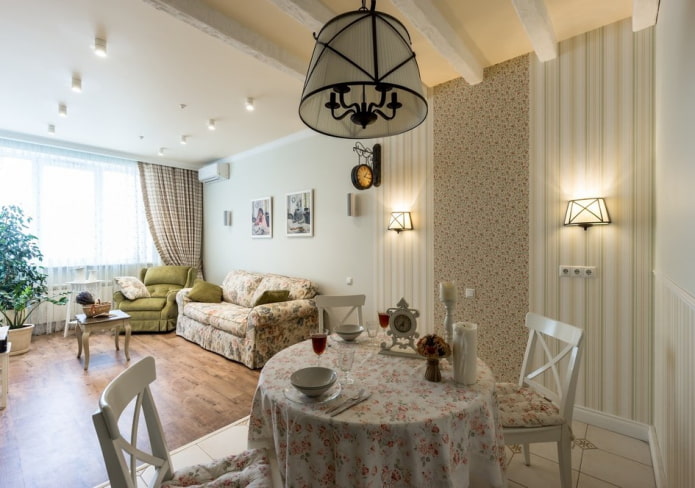 Kronleuchter im Inneren des Wohnzimmers im provenzalischen Stil