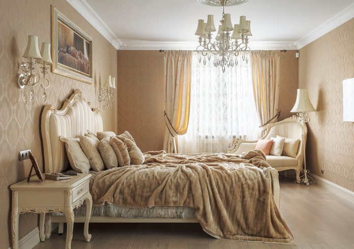 Kronleuchter an der Decke im Inneren des Schlafzimmers im klassischen Stil