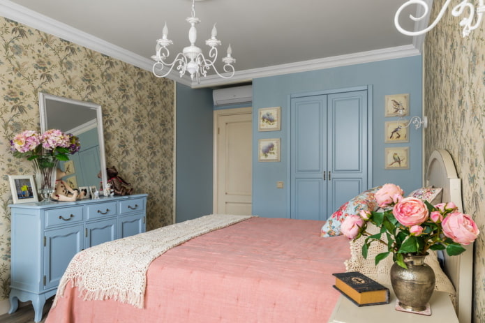 Kronleuchter an der Decke im Schlafzimmer im Provence-Stil