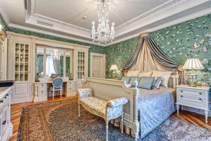 лустер на плафону у унутрашњости спаваће собе у класичном стилу
