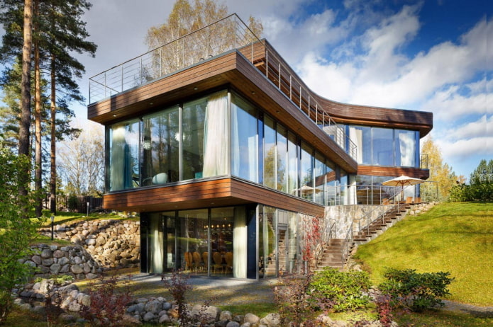 кућа са панорамским прозорима у високотехнолошком стилу