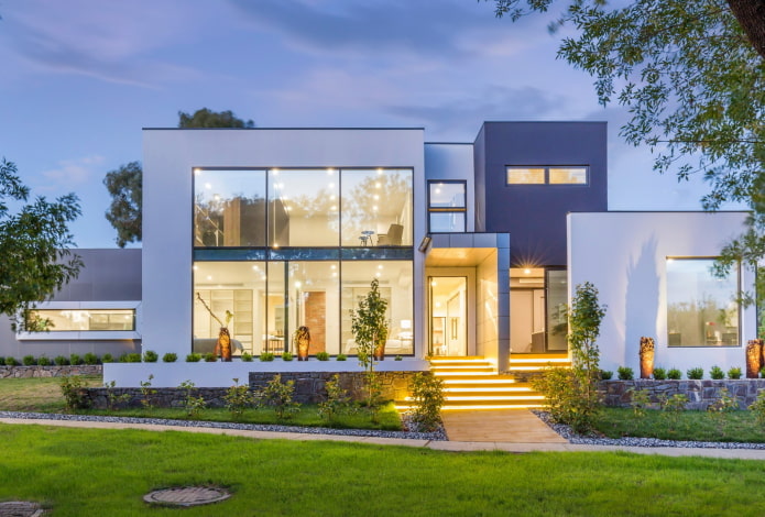 Haus mit Panoramafenstern im High-Tech-Stil