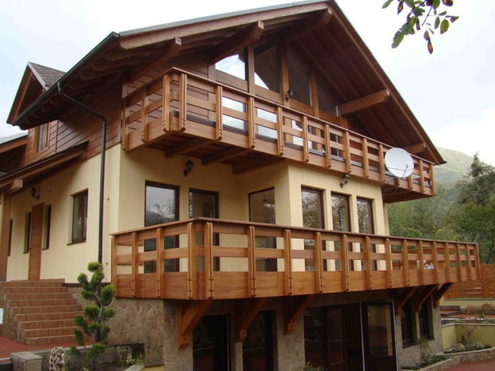 пројекат куће са дрвеним балконом