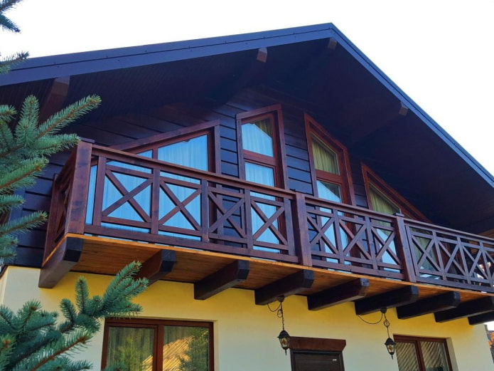 пројекат куће са дрвеним балконом