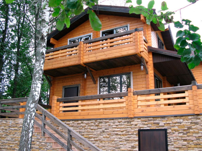 Projekt eines Holzhauses mit Balkon