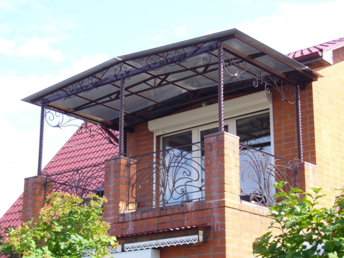 balkonahe na may isang canopy sa isang proyekto sa pribadong bahay