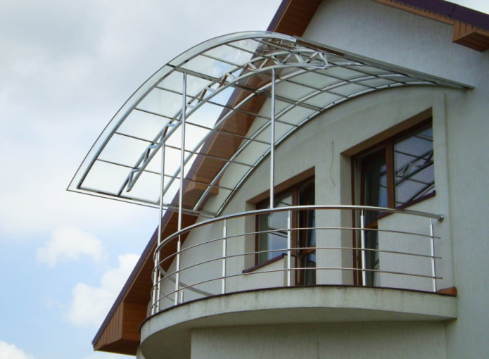 балкон са надстрешницом у пројекту приватне куће