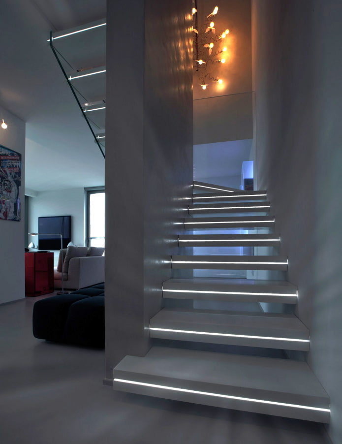степениште са степеницама осветљеним у кући