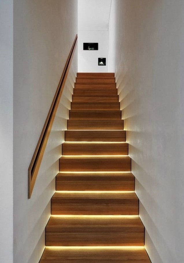 Treppe mit LED-Beleuchtung im Haus
