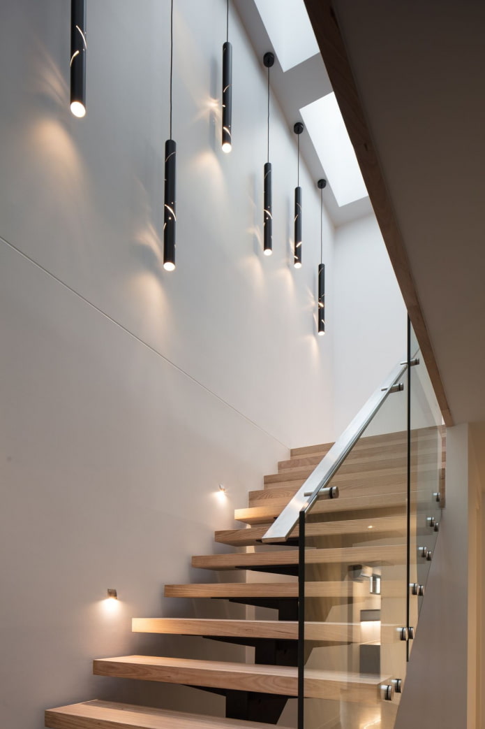 Treppe mit kombinierter Beleuchtung im Haus