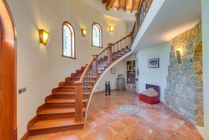 Treppe mit Wandleuchten im Inneren des Hauses