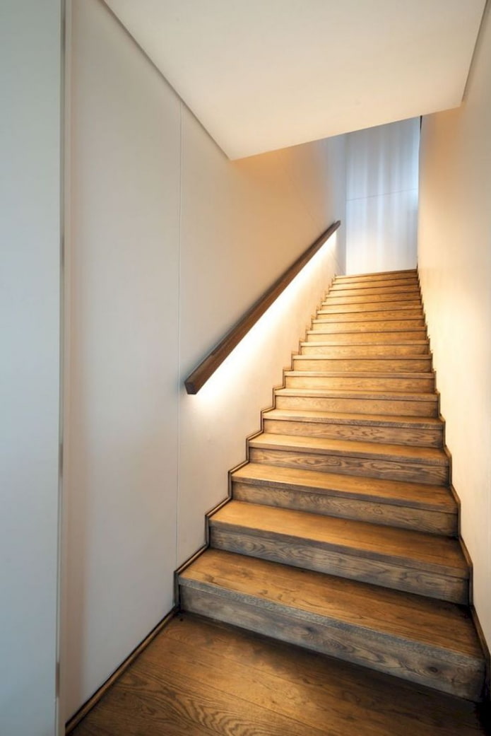 Treppe mit beleuchtetem Geländer im Haus
