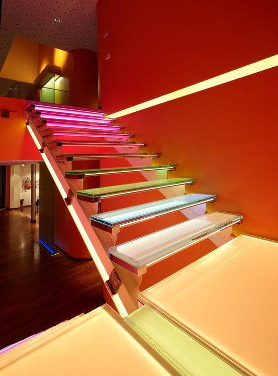 дизајн степеништа са позадинским осветљењем