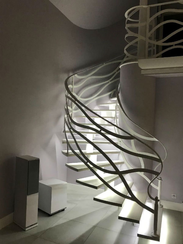 kivilágított lépcső