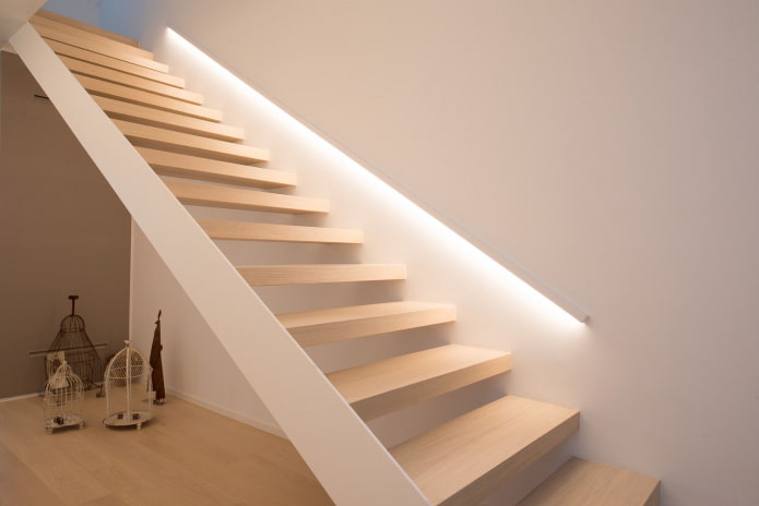 Treppe mit kabelloser Beleuchtung im Haus