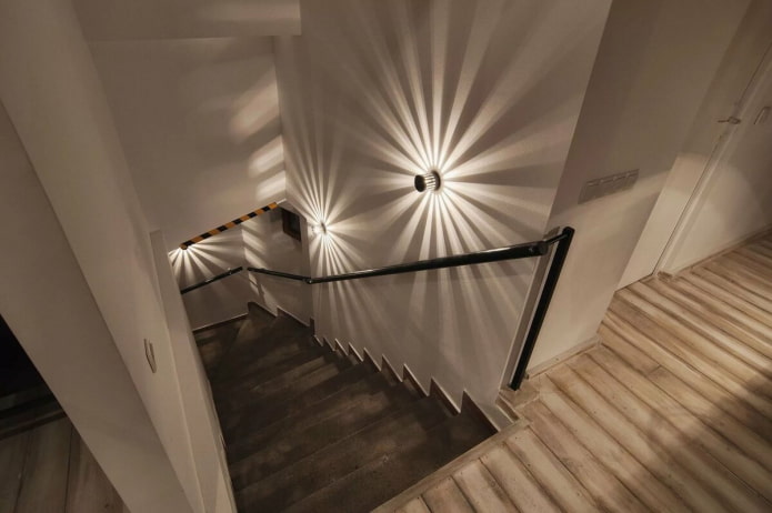 Treppe mit kabelgebundener Beleuchtung im Haus