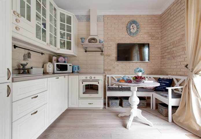 Mauerwerk in der Küche im Provence-Stil