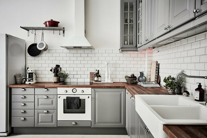 Mauerwerk in der Küche im skandinavischen Stil
