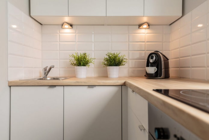 lighting in the kitchen with an area of ​​6 squares