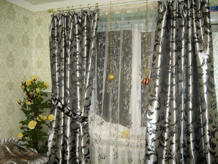 Curtains and tulle with patterns