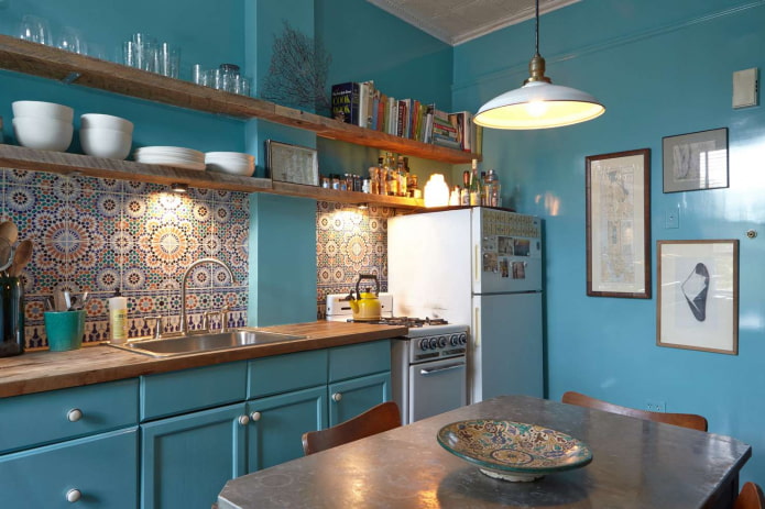 Dekor und Textilien im Inneren der Küche in Türkisfarbe