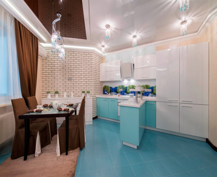 Decke im Inneren der Küche in Türkisfarben